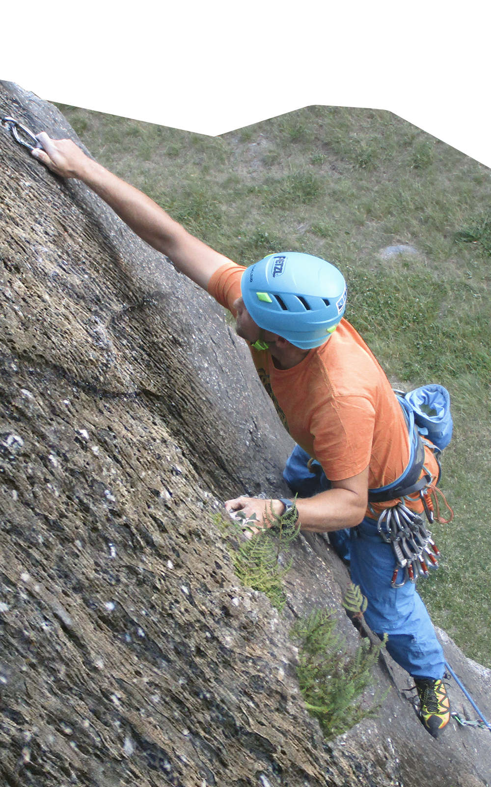 grimpeur mettant une d&eacute;gaine dans un spit en valais &agrave; dor&eacute;naz dans le cadre d'un cours d'escalade avec lionel bonvin