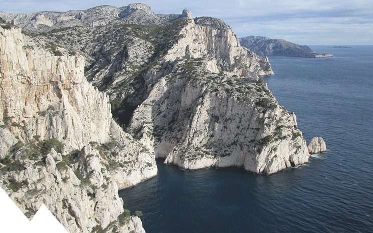 vue d'un paysage des calanques lors d'un camp d'escalade organis&eacute; par lionel bonvin